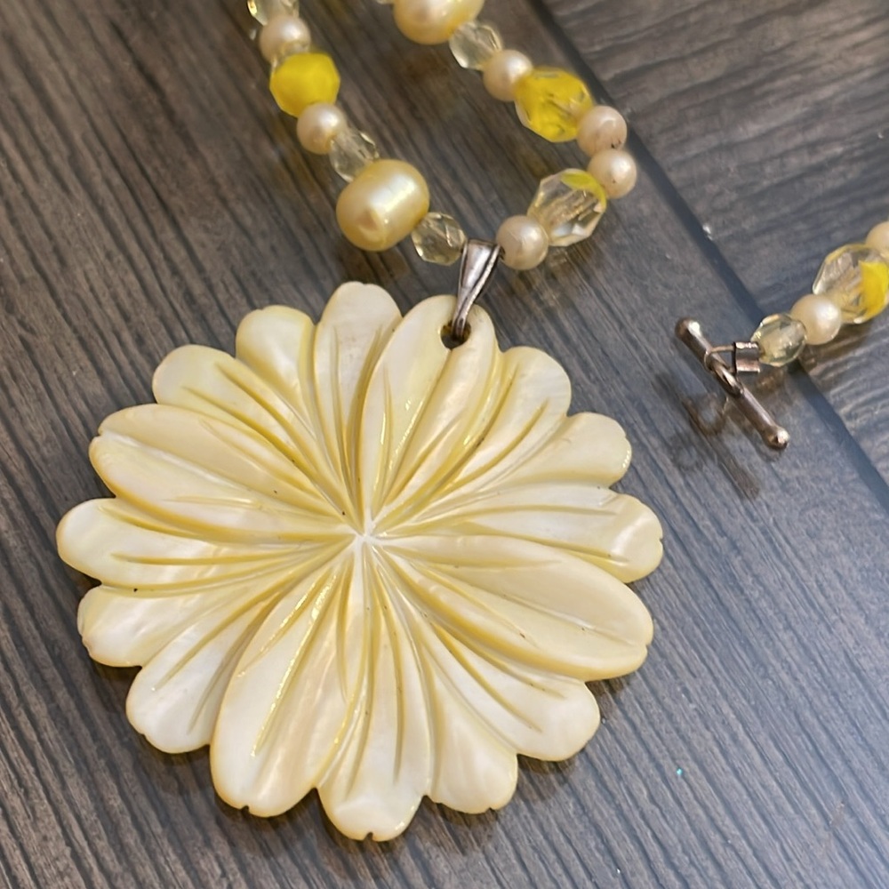 Vintage Yellow Carved Mother of Pearl Flower Pendant & Real Pearl Necklace - Picture 2 of 15